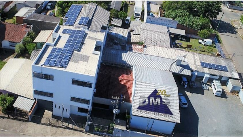Vista aérea do painel fotovoltaico DMS Engenharia.